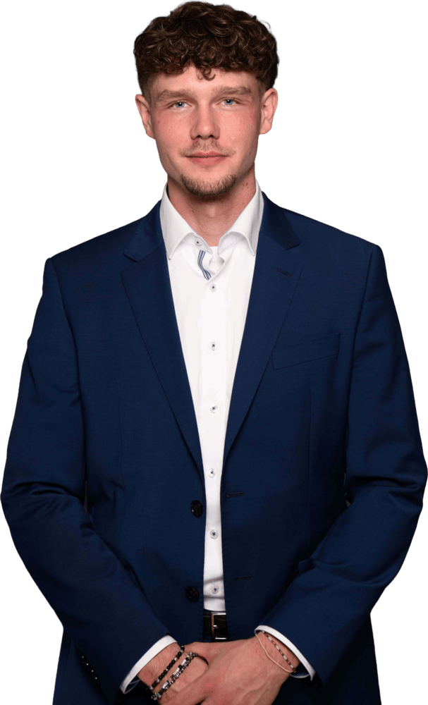 Mediator Tom Weidner im Porträt, lächelnd, aufrecht stehend