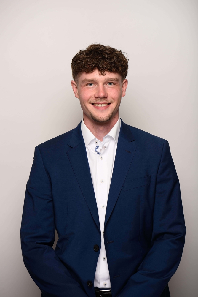 Mediator Tom Weidner im Porträt, lächelnd, aufrecht stehend