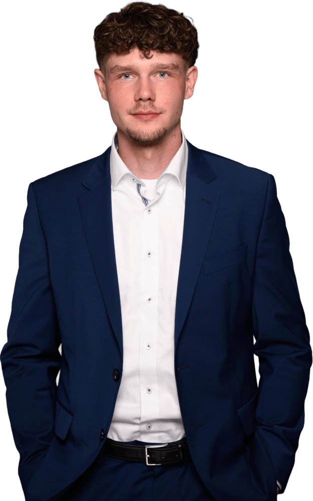 Mediator Tom Weidner im Porträt, lächelnd, aufrecht stehend