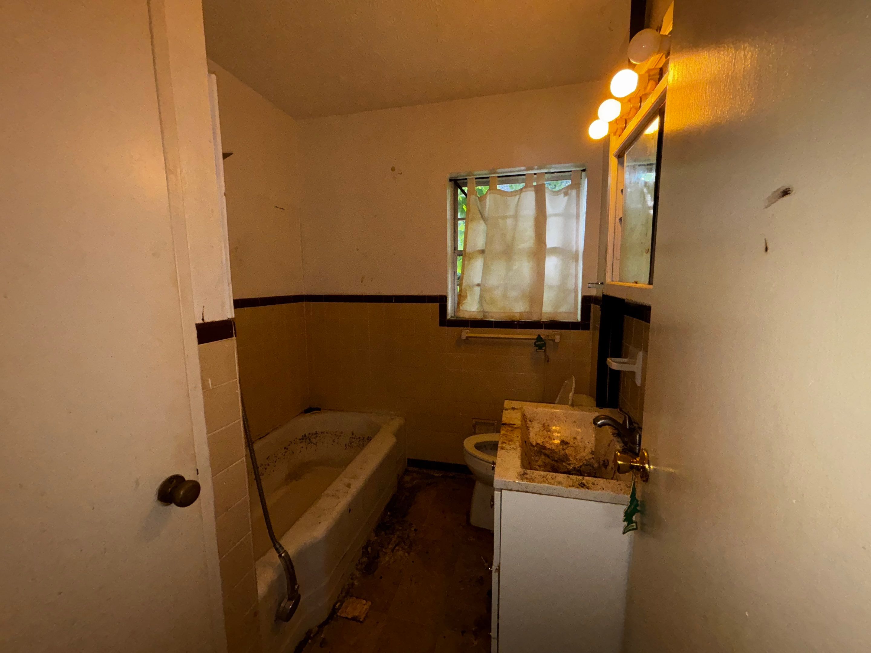 Guest Bath Before