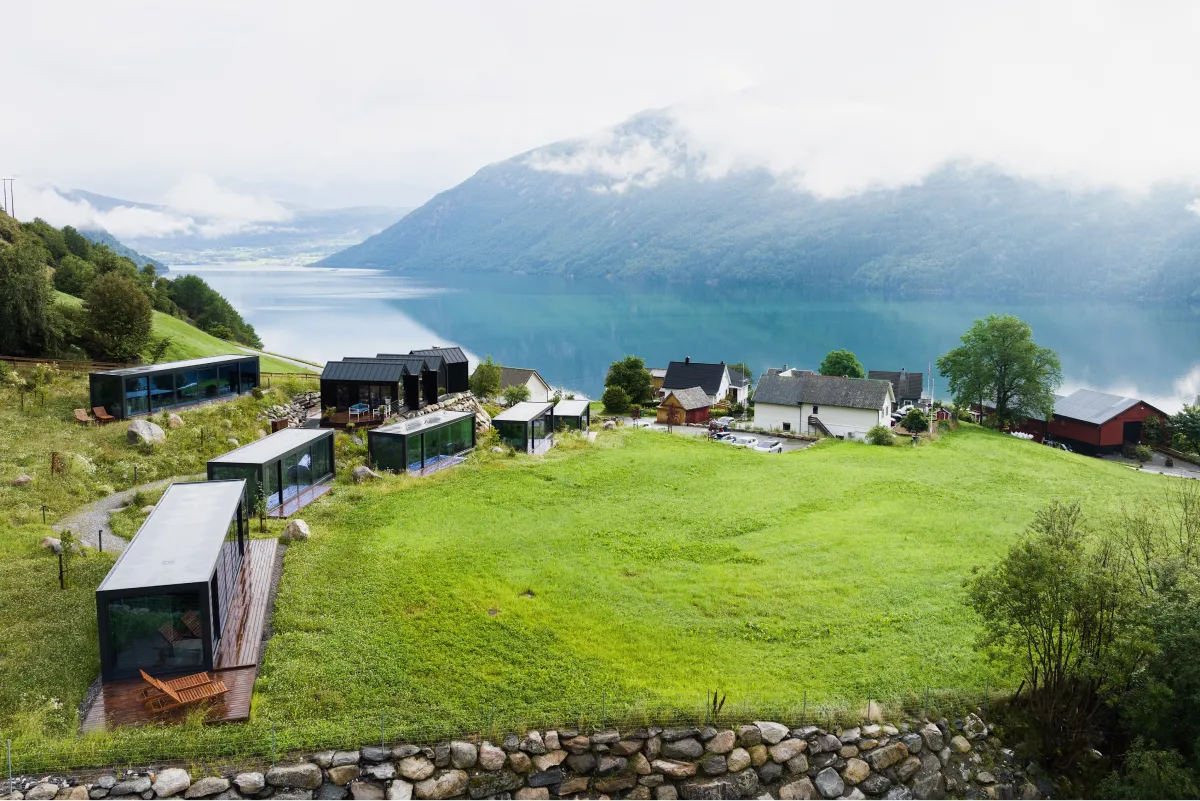 Omgi-hytter i norsk landskap med fjord