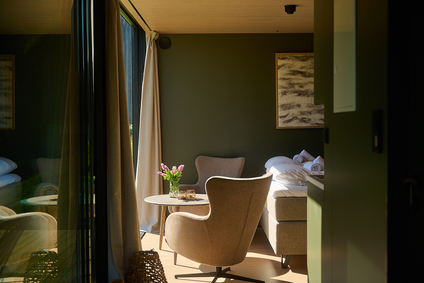 Møblert Omgi-hytte med stoler og gardiner