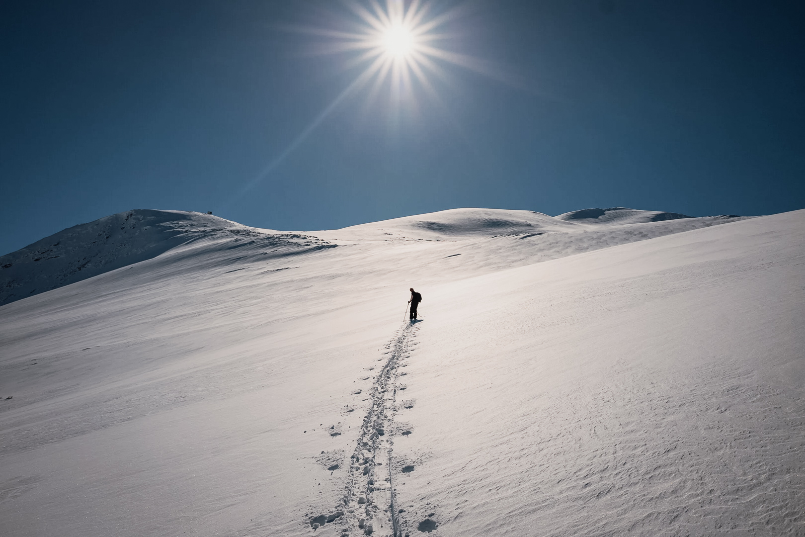 Person går på ski i snødekt landskap