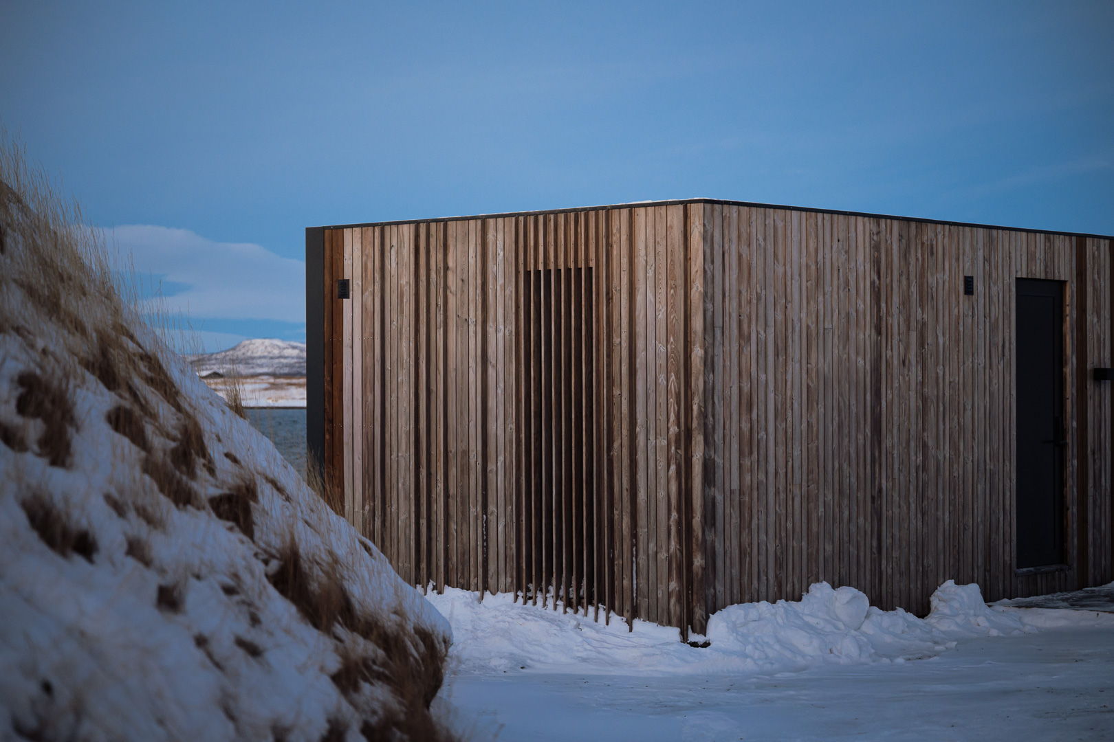 Omgihytte i snølandskap, sett bakfra
