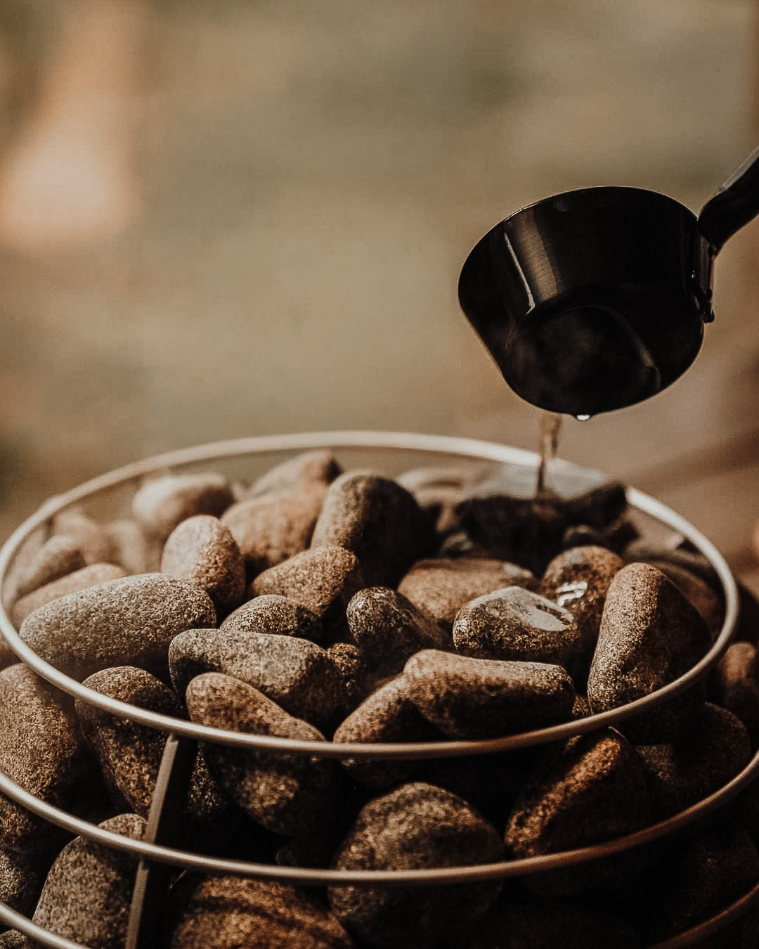 Vann helles på badstuesteiner