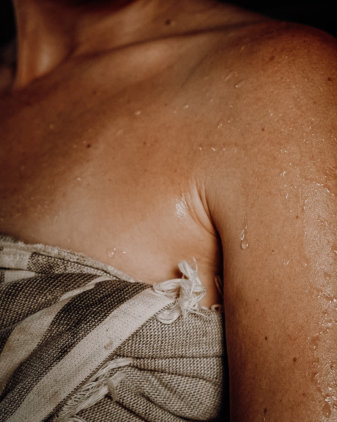 Svette renner ned kvinnehud. Close up