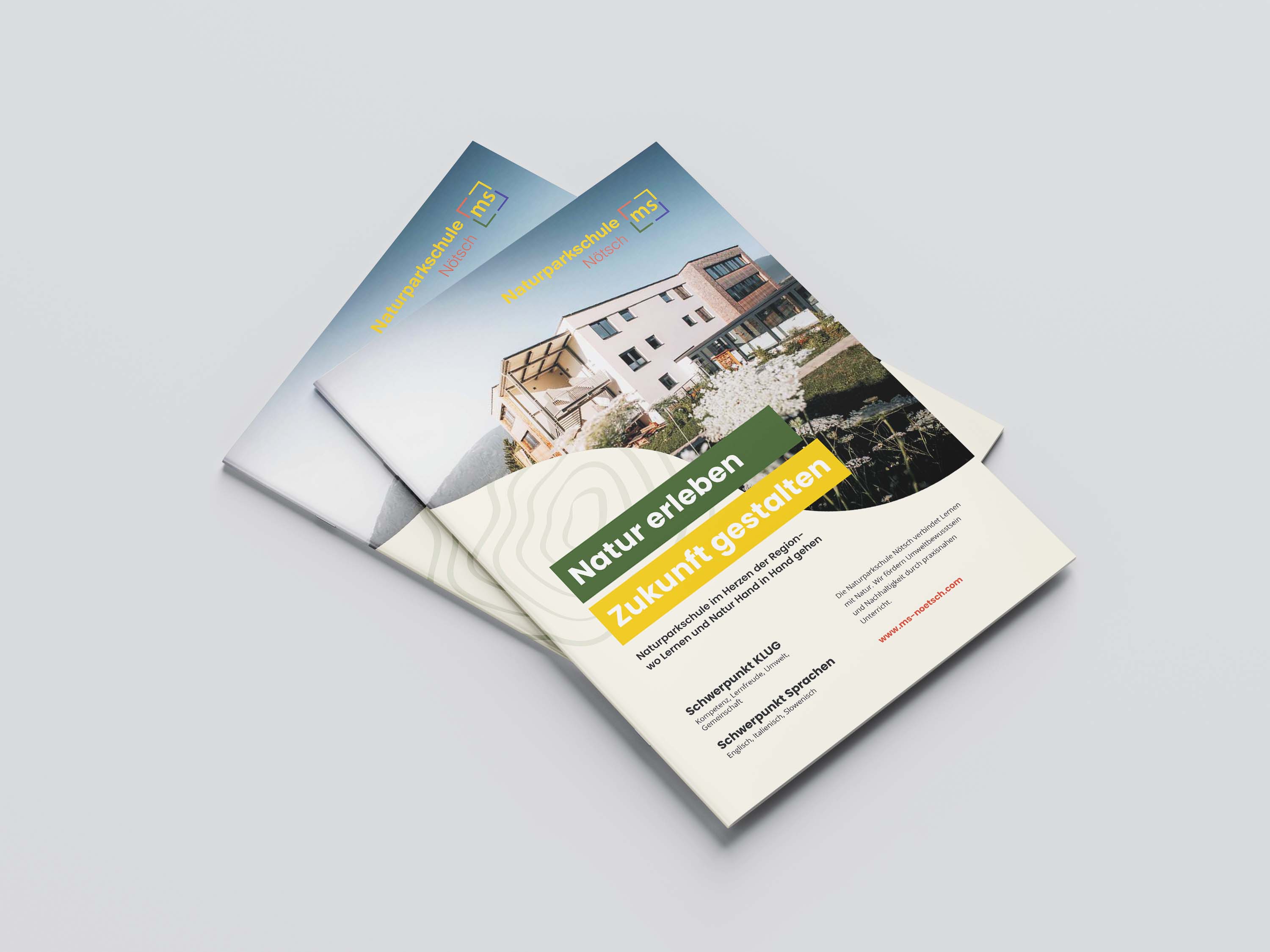 Flyer der Naturparkschule Nötsch mit Bild der Schule und Text zu den Schwerpunkten KLUG und Sprachen.