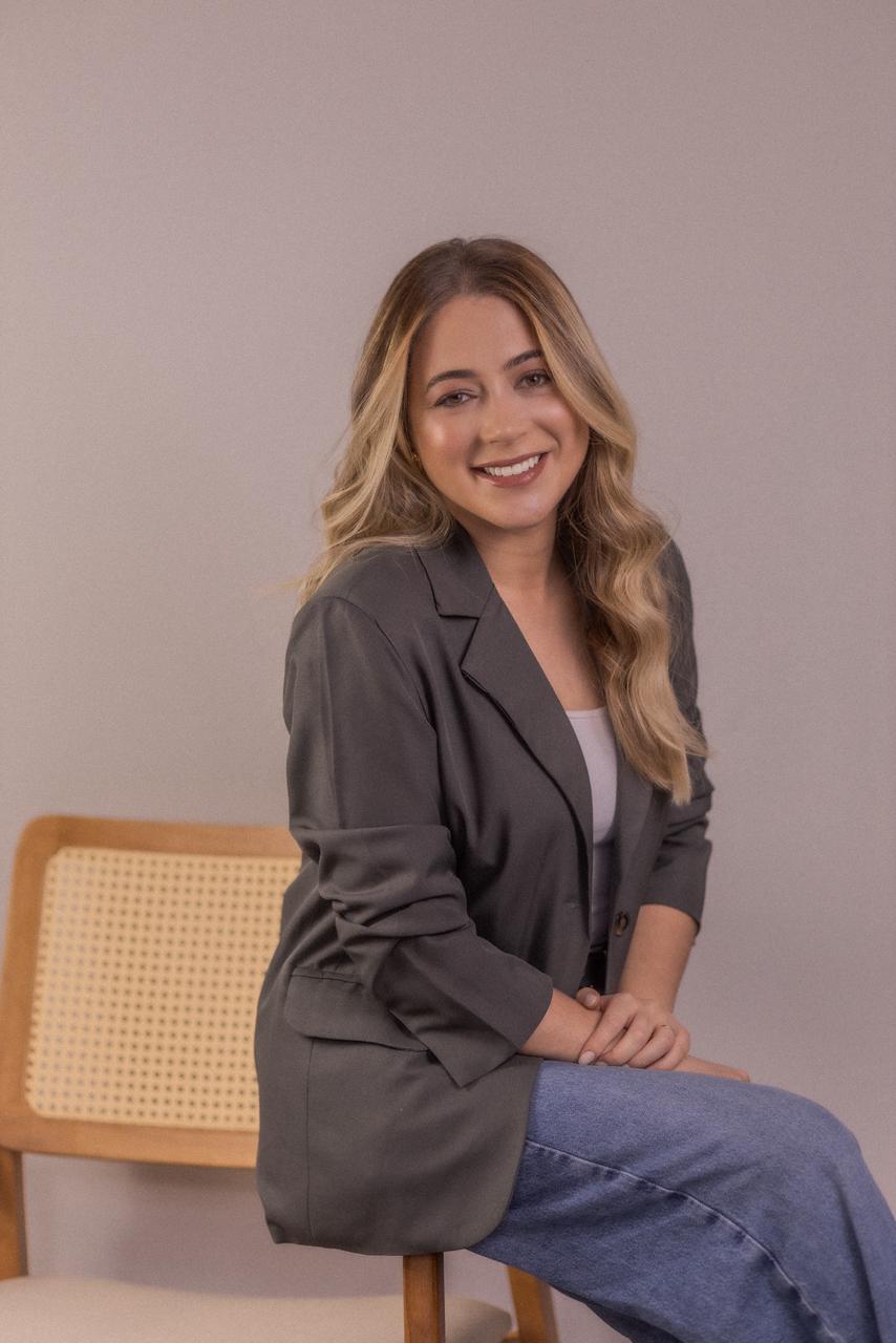 image of a coaching session in modern minimalist setting