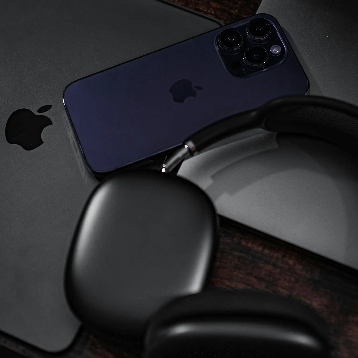 Exklusive Apple-Hardware als Mitarbeiterbenefit: iPhone, MacBook und AirPods Max von DVICE – das Mitarbeiter-PC-Programm der JobRad Gruppe ermöglicht modernste IT per Entgeltumwandlung mit bis zu 30 % Ersparnis.