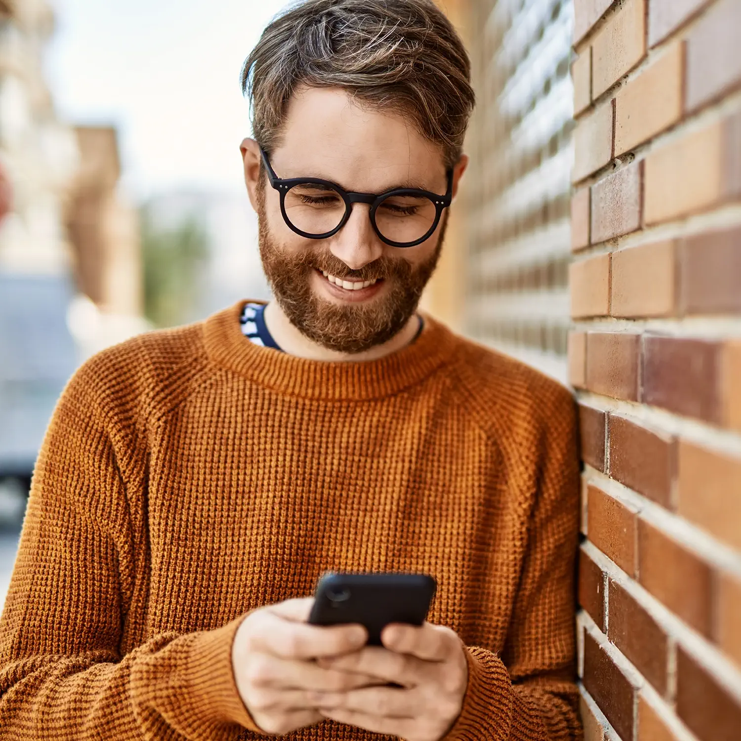 Attraktive Technik-Benefits für Mitarbeitende: Ein lächelnder Mann nutzt sein iPhone von DVICE – das Mitarbeiter-PC-Programm (MPP) der JobRad Gruppe ermöglicht modernste Smartphones per Gehaltsumwandlung mit hoher Ersparnis.