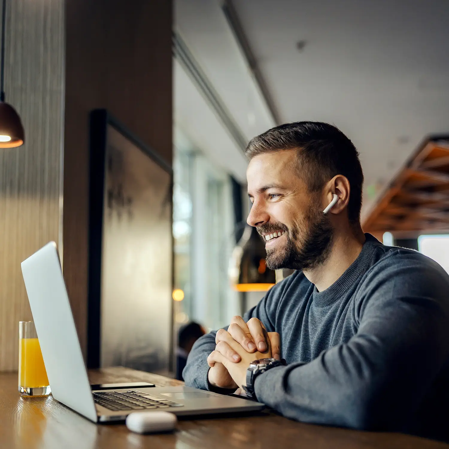 Persönliche Beratung per Video-Call: Ein Experte führt eine digitale DVICE Produkt-Demo am Laptop durch – die JobRad Gruppe bietet individuelle Unterstützung bei der Einführung des Mitarbeiter-PC-Programms.