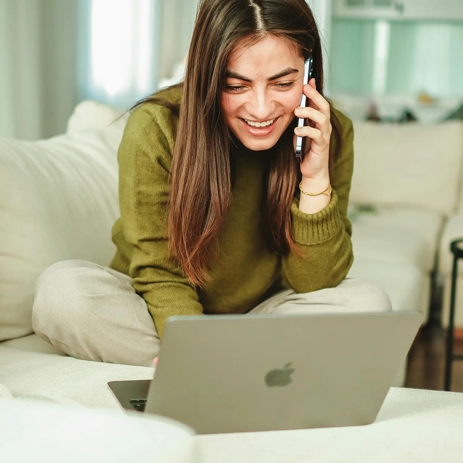 Lächelnde Mitarbeiterin arbeitet mit einem Laptop und Tablet von DVICE: Das Mitarbeiter-PC-Programm der JobRad Gruppe ermöglicht den Zugang zu moderner IT-Hardware für produktives Arbeiten im Homeoffice.