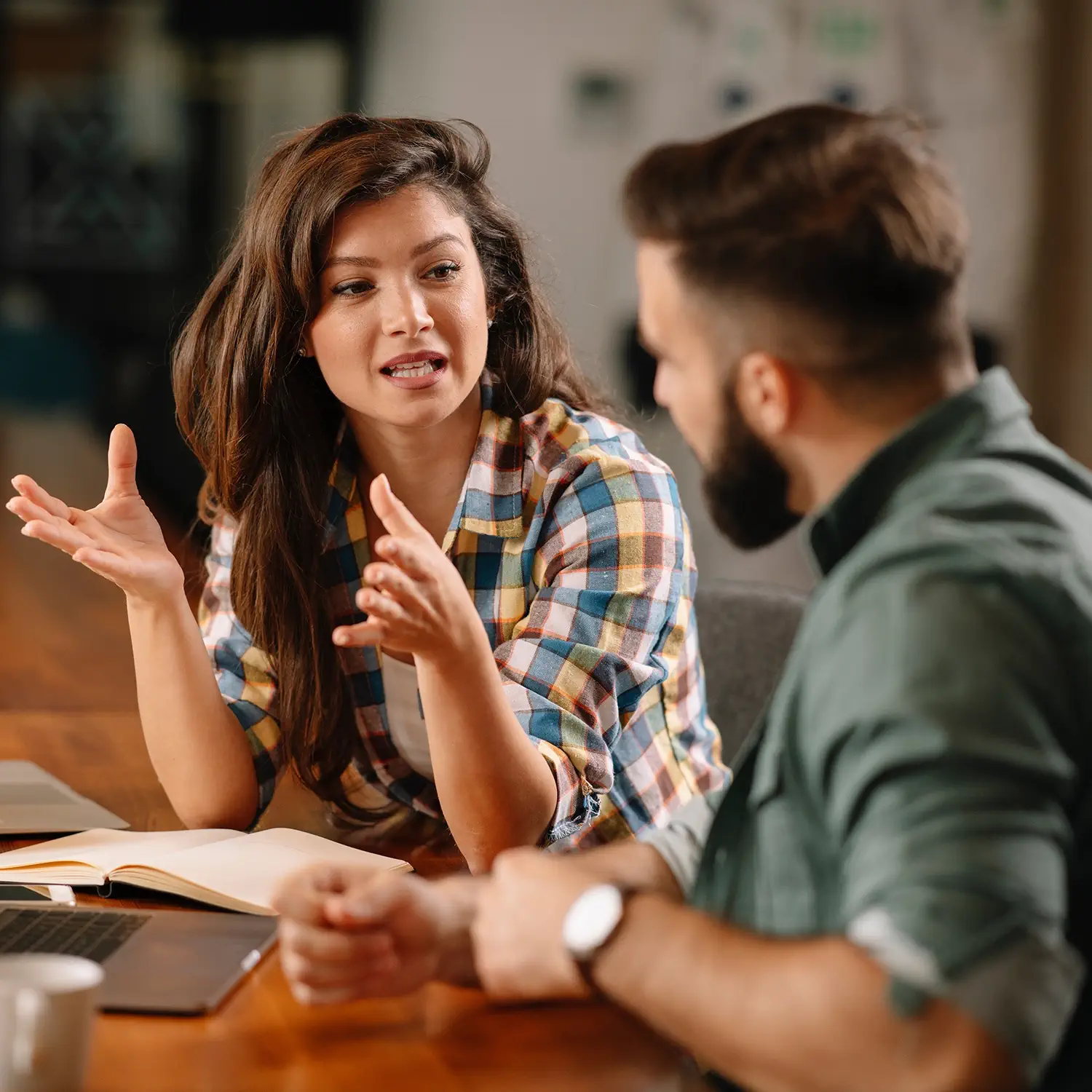 Persönliche Beratung zum IT-Leasing: Ein Expertengespräch über klare Strukturen und die Einführung des DVICE Mitarbeiter-PC-Programms der JobRad Gruppe für Unternehmen.