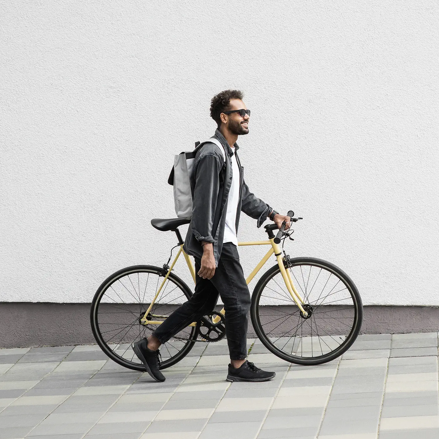 Die Evolution der Mitarbeiterbenefits: Ein Mann schiebt ein Fahrrad der JobRad Gruppe – DVICE überträgt dieses bewährte Leasing-Konzept auf IT-Hardware wie Laptops und Smartphones per Gehaltsumwandlung.