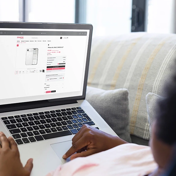 Transparente Kostenkontrolle: Der DVICE Vorteilsrechner ermittelt die individuelle Ersparnis beim IT-Leasing durch Gehaltsumwandlung im Vergleich zum Privatkauf.