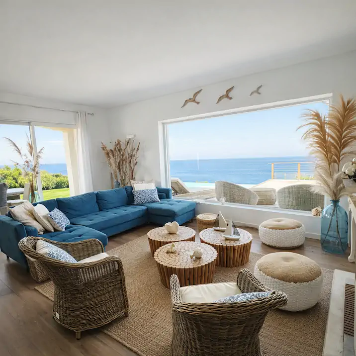 Salon avec grande baie vitrée et vue mer dans villa en location à Sari-Solenzara en Corse