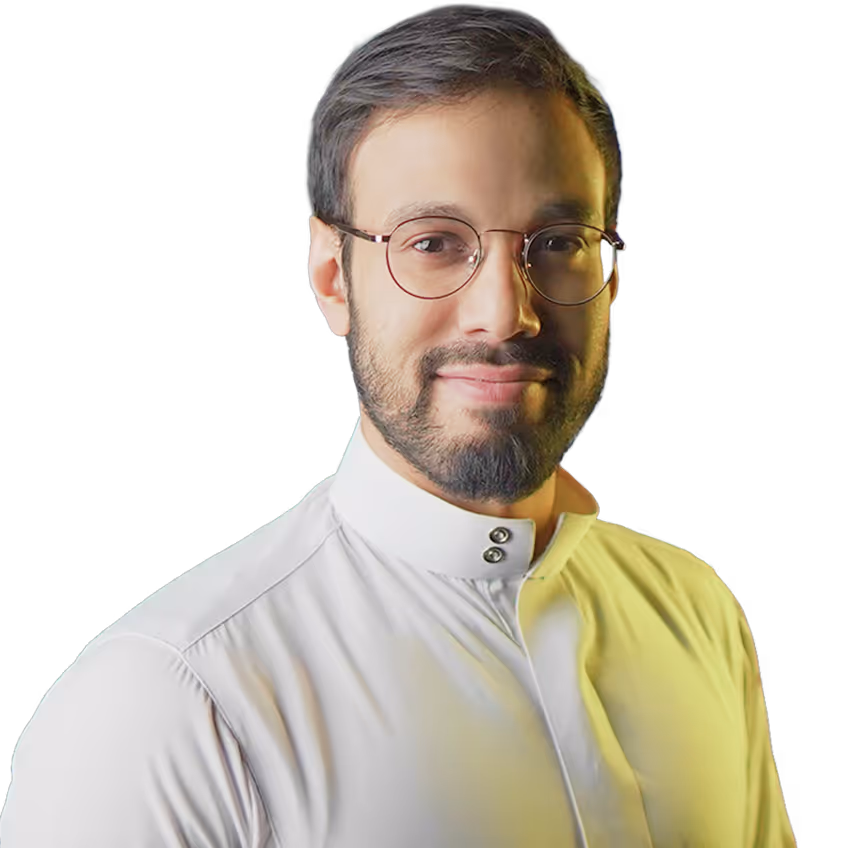 رجل يرتدي نظارات وقميص أبيض وله لحية خفيفة مع خلفية شفافة.