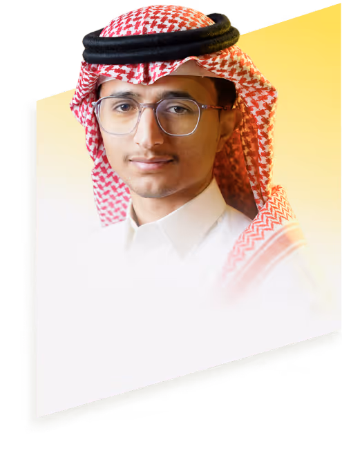 رجل شاب يرتدي الثوب السعودي والغترة الحمراء والبيضاء مع عقال أسود، ونظارات شفافة، وخلفية بلون أصفر فاتح.