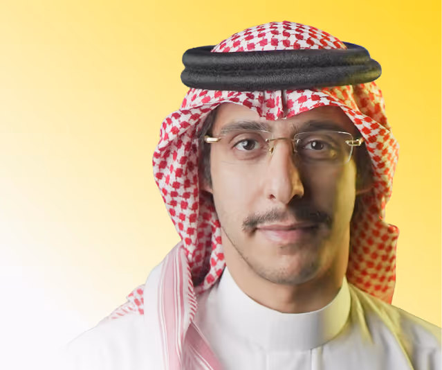 رجل يرتدي الثوب السعودي والغترة الحمراء البيضاء مع نظارات إطار ذهبي وخلفية بلون أصفر متدرج.