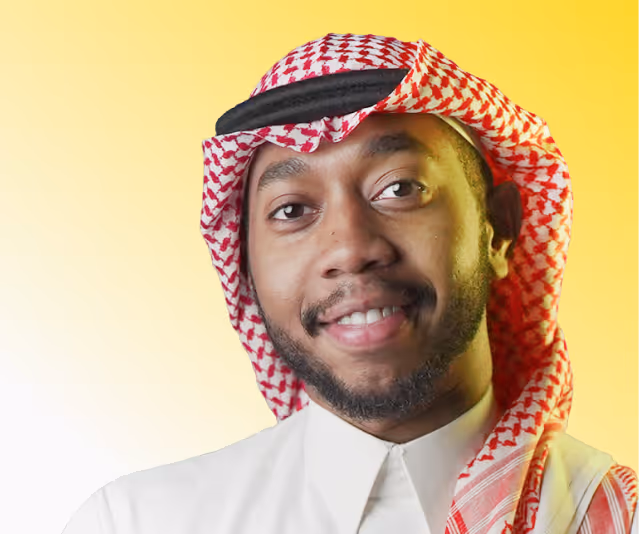 رجل مبتسم يرتدي الثوب والغترة السعودية ذات النقوش الحمراء على خلفية صفراء متدرجة.