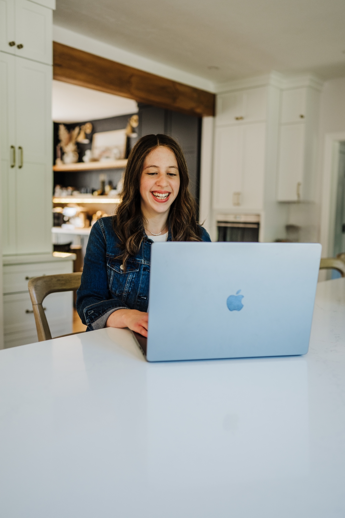 Mushky Munitz, co-founder of Munitz & Co., working on financial strategies at her computer, providing real-time business intelligence for mid-sized companies