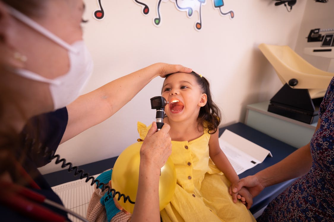 Free A Physician Examining Her Patient Stock Photo