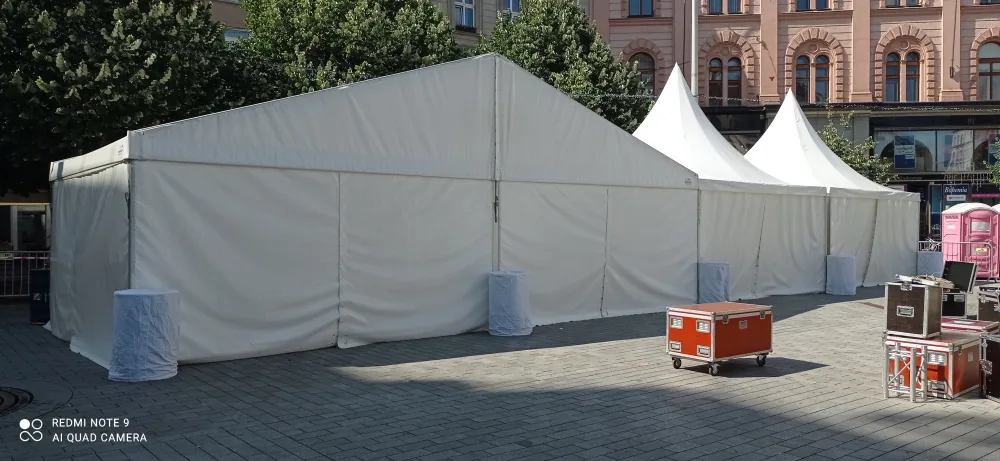 Bílý párty stan 10x5 m na náměstí s plným opláštěním — prodej stanů Berger