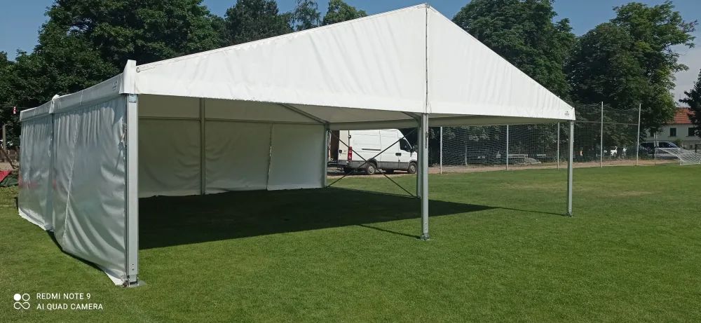 Sedlový stan 10x10 m na travnaté ploše – boční pohled