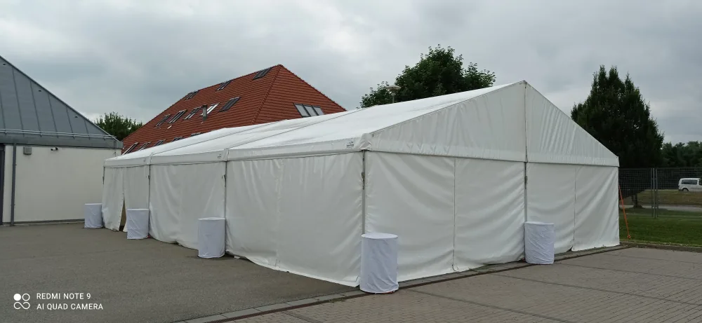Párty stan 10x15 m boční pohled s plnými bočnicemi na parkovišti — Berger Group