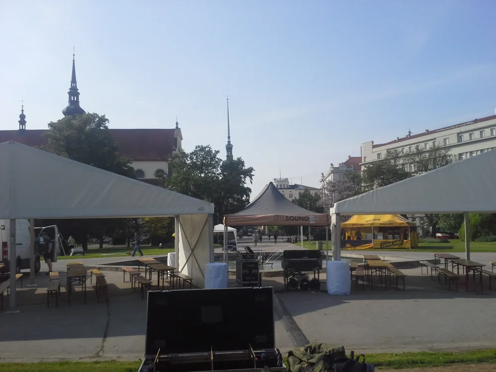 Dva párty stany 10x15 m propojené na náměstí s pivními sety — firemní akce Berger Group