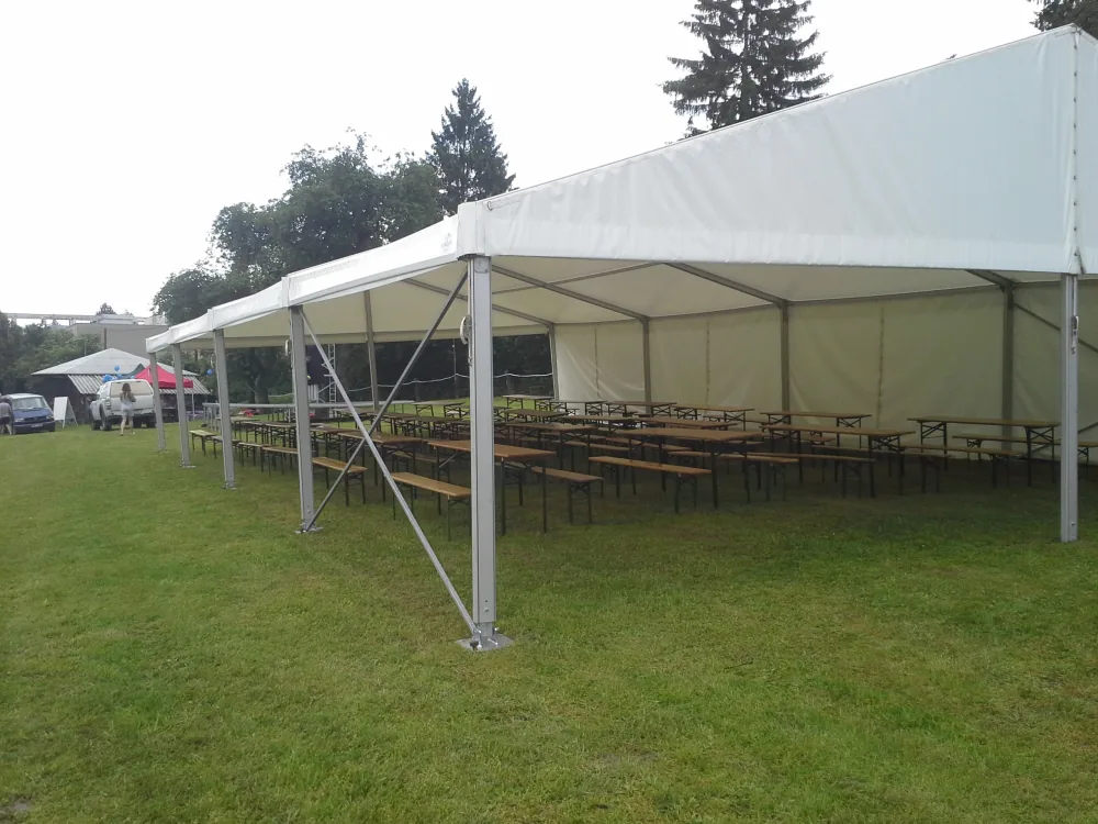 Párty stan 10x20 m s pivními sety připravený na venkovní akci — Berger Group