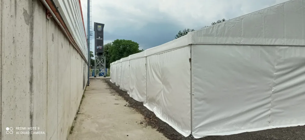 Detail bočnice párty stanu 10x45 m postaveného u stadionové zdi — prodej stanů Berger Group