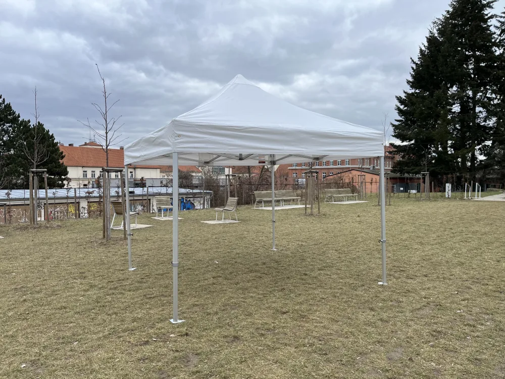 Nůžkový stan 3x3 m bílý bez opláštění — otevřená hliníková konstrukce v parku | Berger Group
