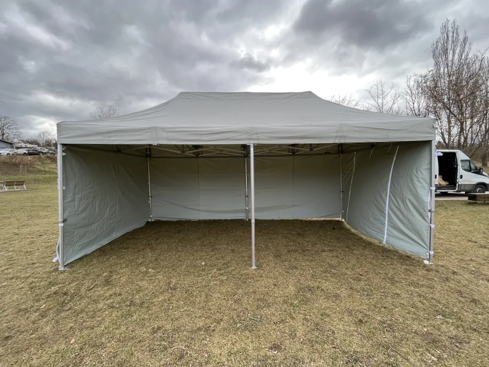 Šedý nůžkový stan 3×6 m s bočními stěnami a otevřeným vchodem – čelní pohled