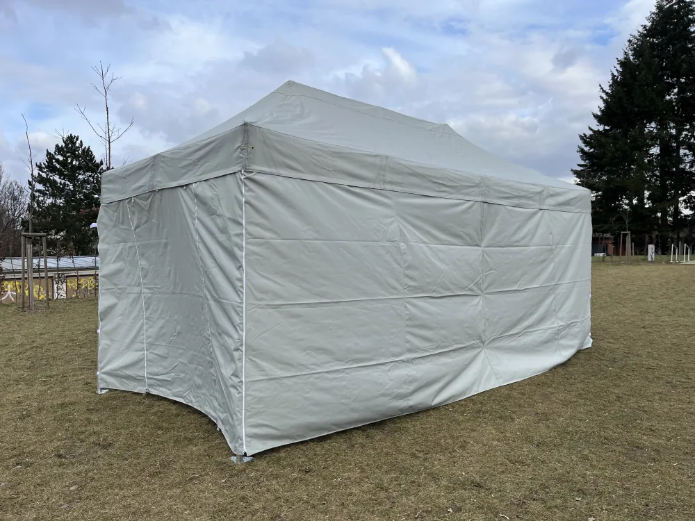 Šedý nůžkový stan 3×6 m s bočními stěnami – pohled ze strany