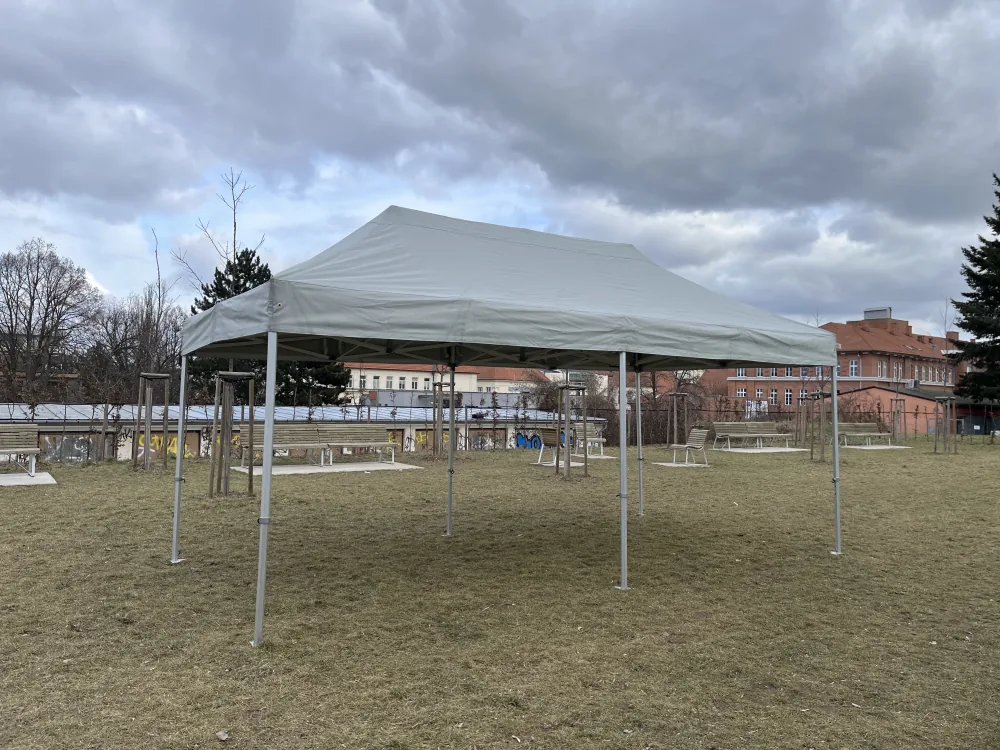 Šedý nůžkový stan 3×6 m bez stěn na hliníkové konstrukci venku