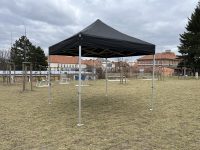 Nůžkový stan 3x3 m bez bočních stěn na travnaté ploše