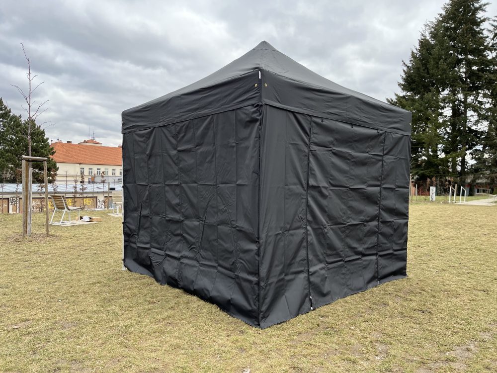 Nůžkový stan 3x3 m s černými bočními stěnami na trávníku
