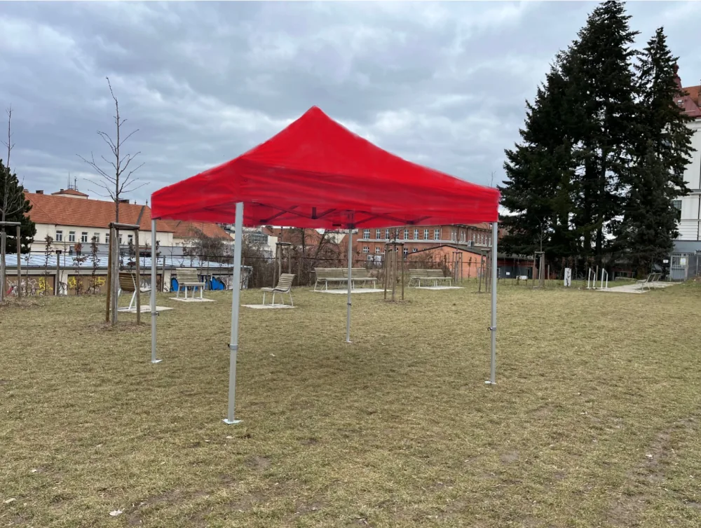 Nůžkový stan 3x3 m červený bez bočních stěn – pohled z boku