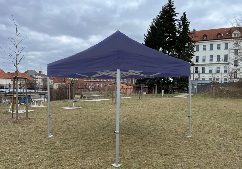 Nůžkový stan 3x3 m modrý bez bočních stěn na trávníku – pohled z boku