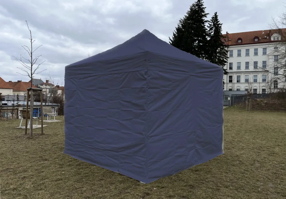 Nůžkový stan 3x3 m modrý s bočními stěnami na trávníku