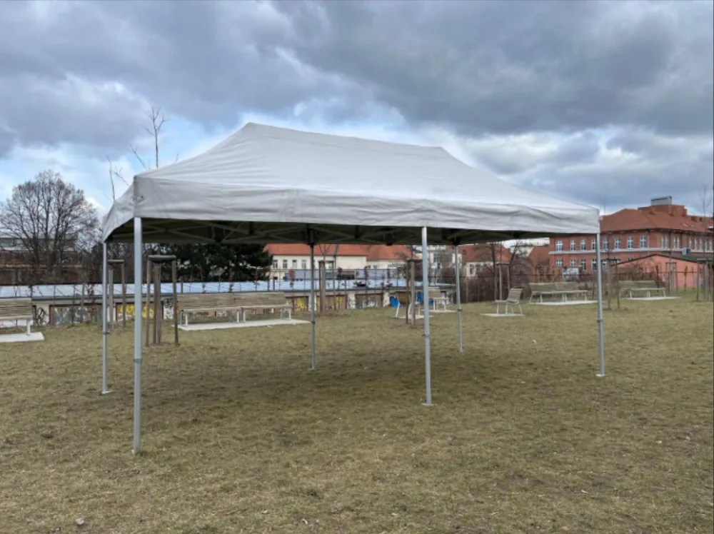 Nůžkový stan 8x4 m bílý bez bočních stěn na trávníku – pohled z boku