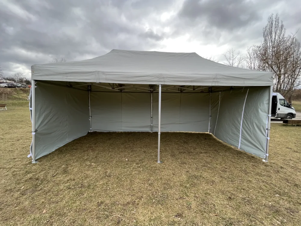 Nůžkový stan 8x4 m šedý s otevřenou přední stranou a bočními stěnami na trávníku