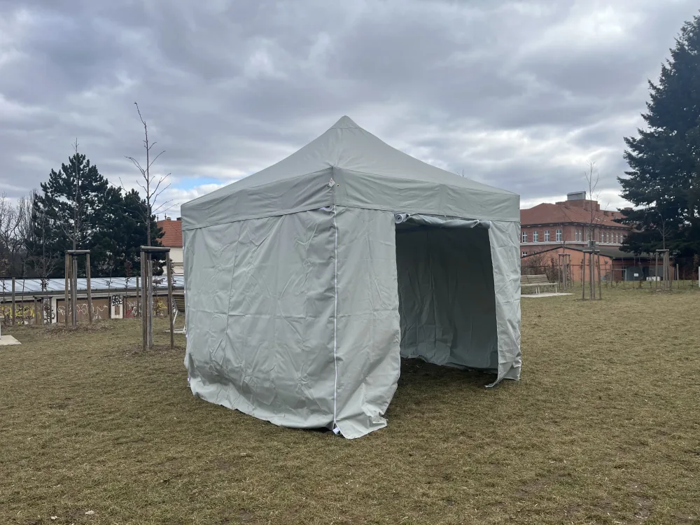 Šedý nůžkový stan 3x3 m se stěnami postavený venku na trávníku
