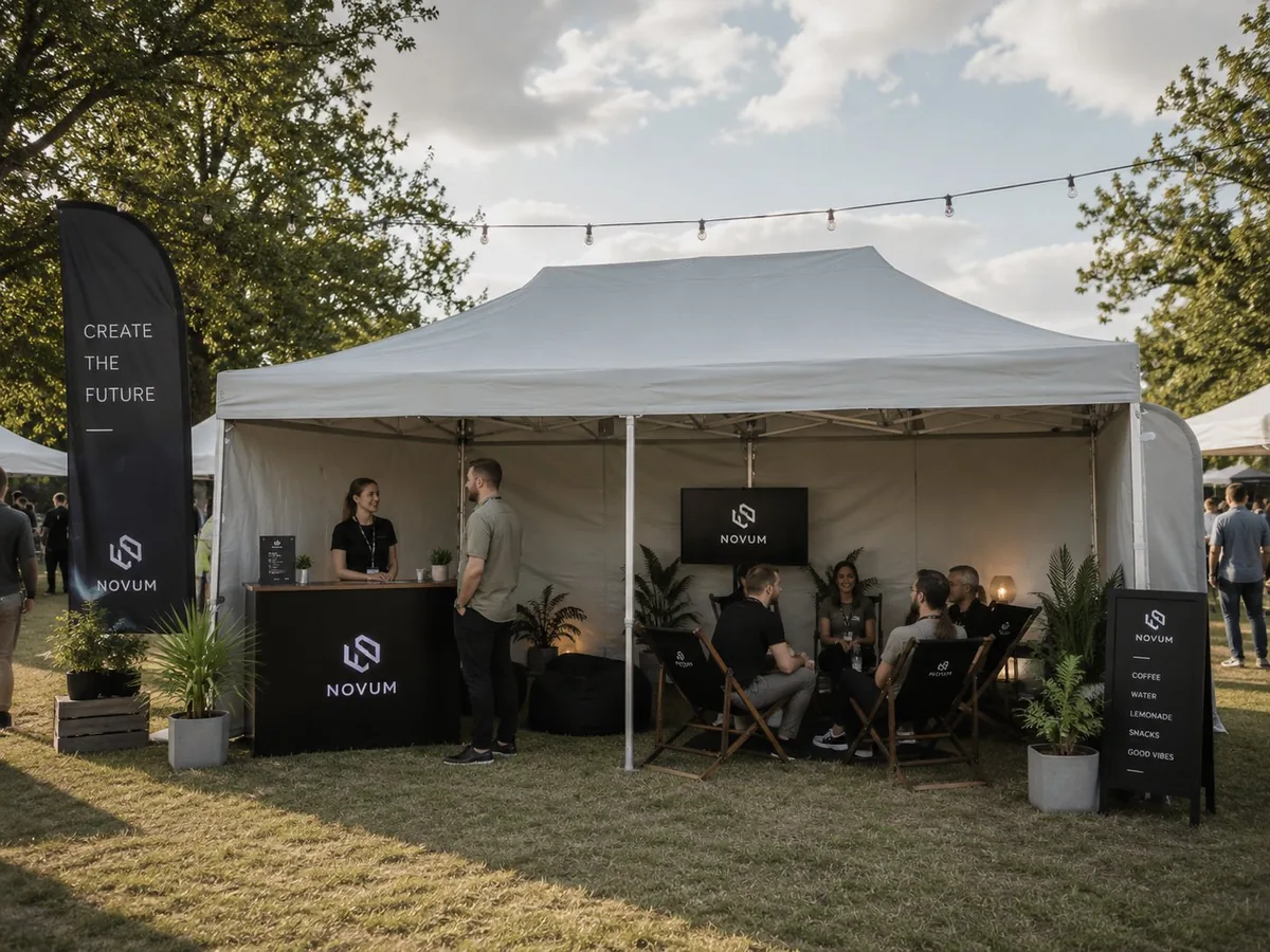 Nůžkový stan 3×6 m jako firemní expozice na outdoor eventu s recepcí a posezením