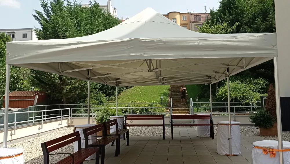 Nůžkový stan 3×6 m bílý na terase při firemní akci s posezením