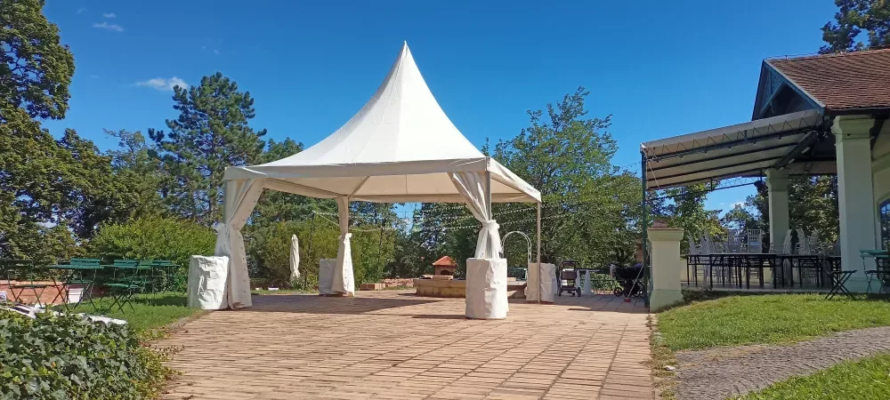 Pagoda 5x5 bez stěn v parku – otevřený vzdušný prostor pro akce