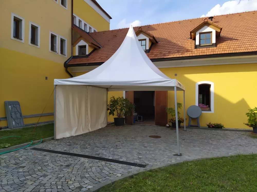 Pronájem pagody 5x5 m před vstupem do historické budovy