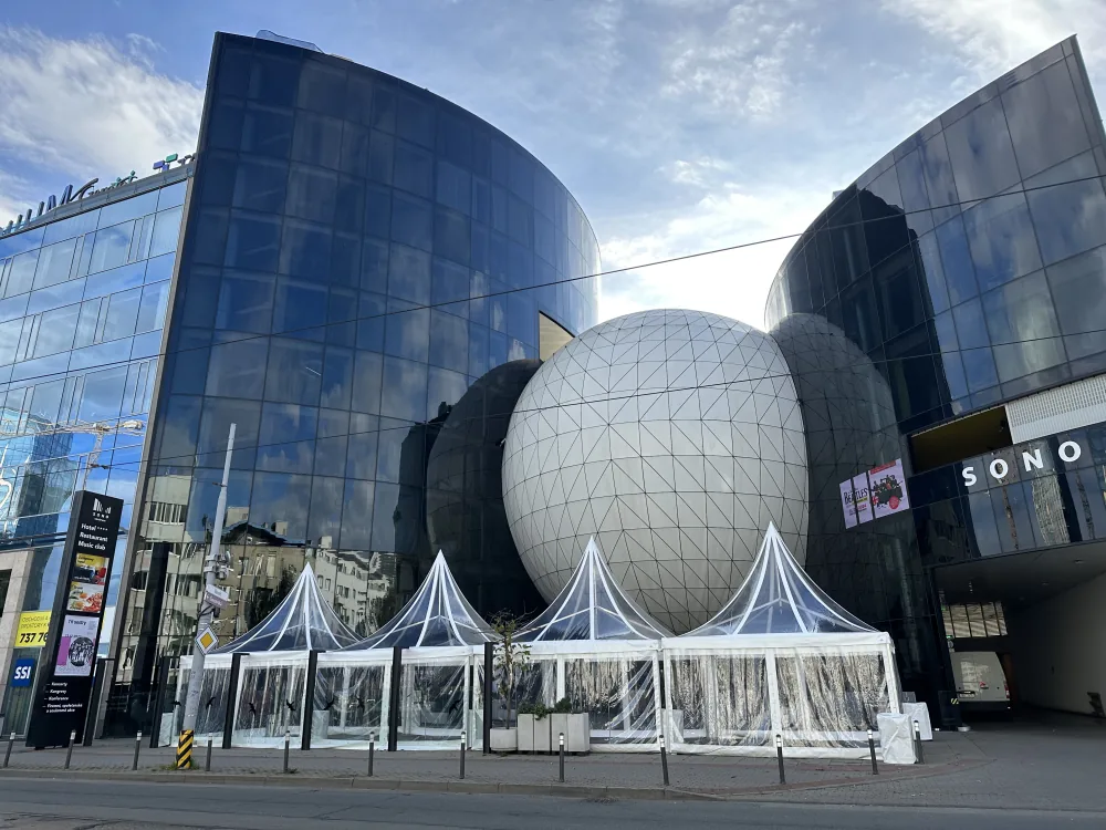 Propojené transparentní stany Pagoda v centru města před moderní budovou