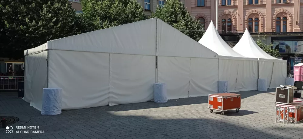 Pronájem velkého sedlového stanu s pagodou na náměstí – pohled zleva